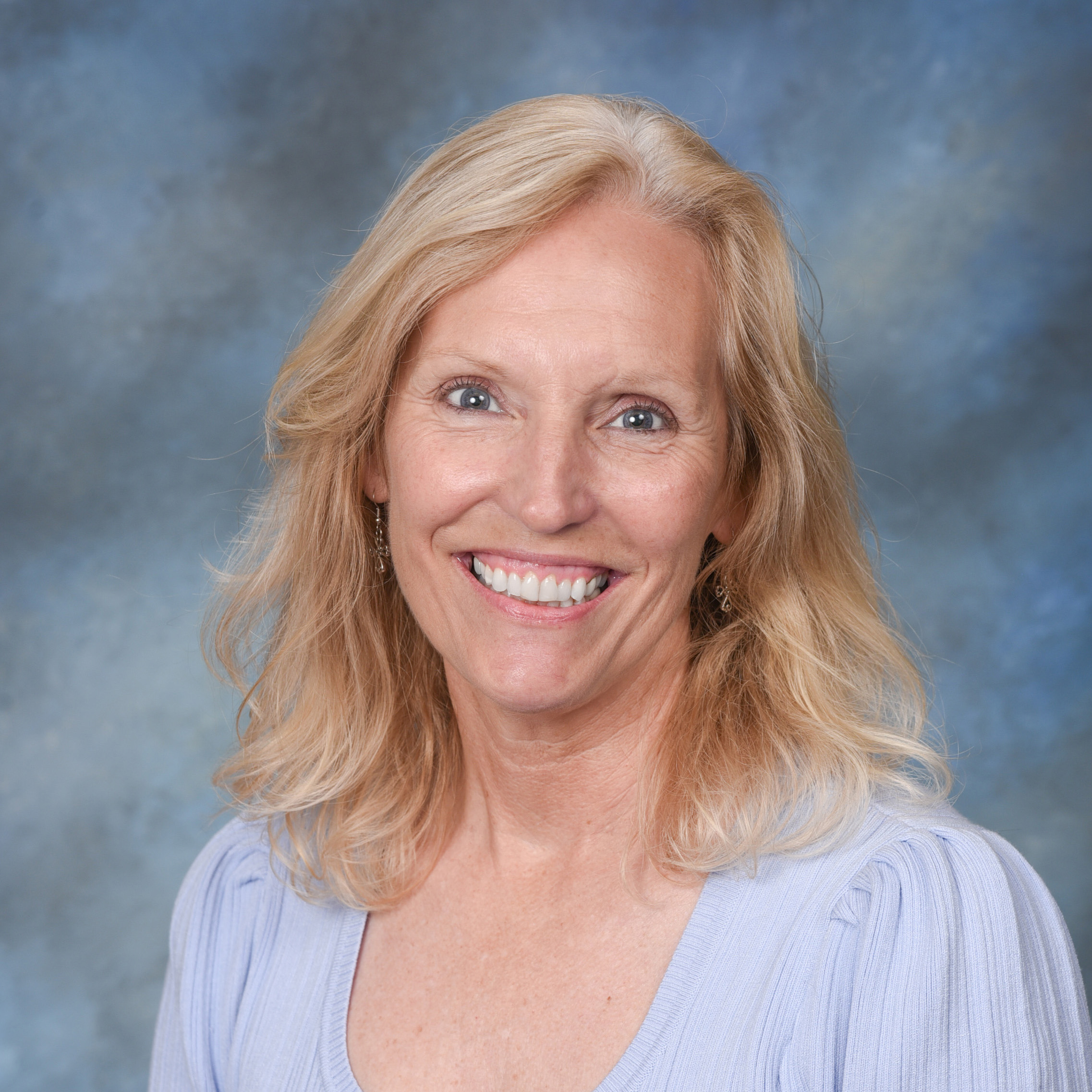 professional headshot photo of lisa walk